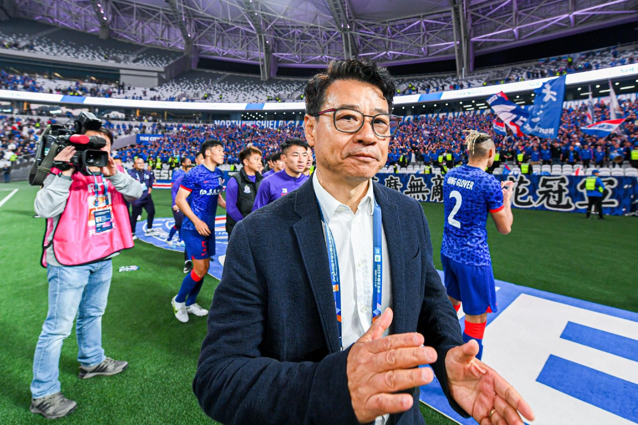 啊？干掉他俩？松本良介惊诧的问：难道不该是想办法对付苏家吗？松本良人摇摇头：对付苏家是痴心妄想，以他们的实力，只要把目标对准了我们，我们没有什么反抗之力。